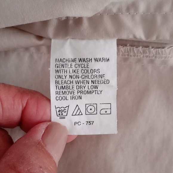 IZOD Men's Hooded Windbreaker, Nylon, Beige- Very Good Condition - Picture 10 of 11